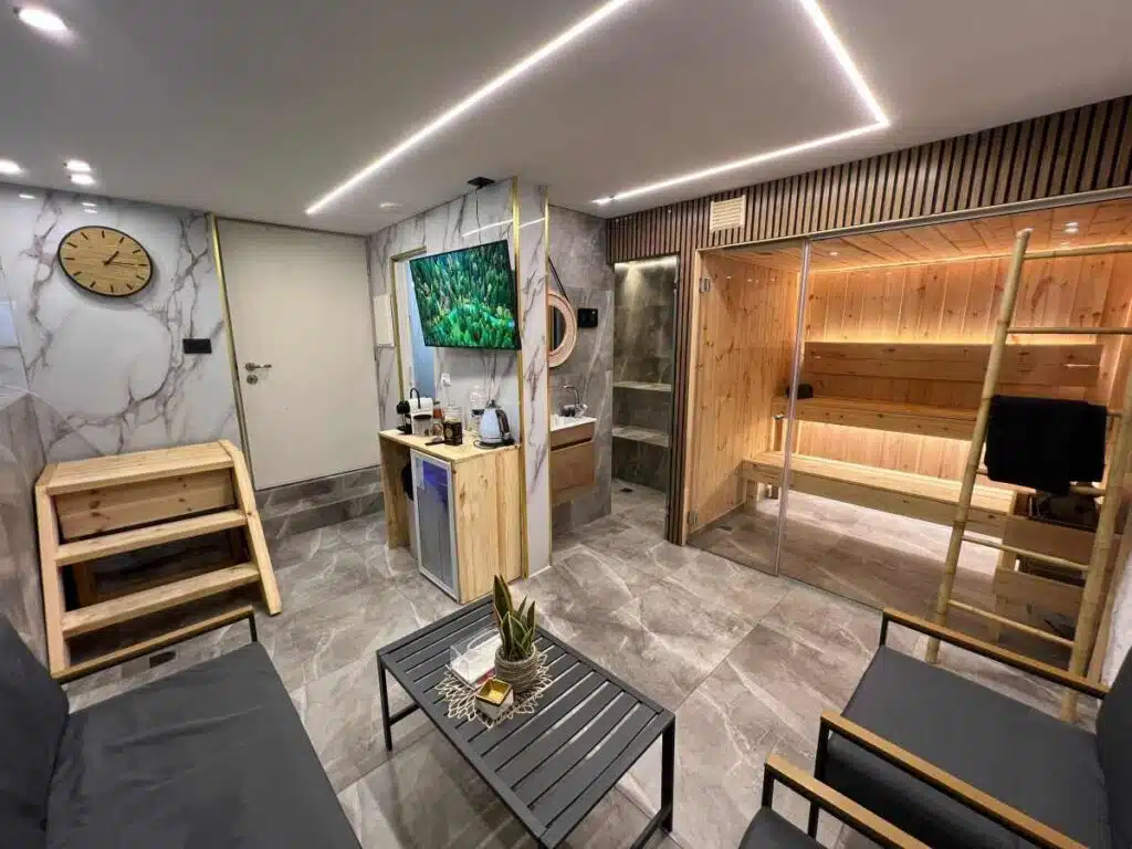 פינת ישיבה עם סאונה